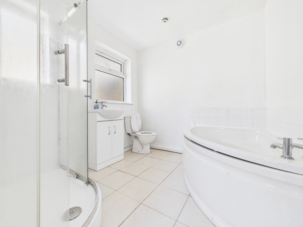 Lot: 225 - DETACHED THREE-BEDROOM HOUSE WITH LARGE GARDEN - Ground floor bathroom